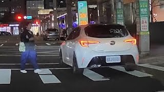 看到行人猶豫一下又繼續開的意思是？（檢舉成功）