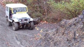 preview picture of video 'Toyota FJ40 Hill climb - Wellsville OH'