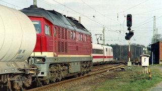 preview picture of video '11. April 1995: Züge im Bahnhof Radbruch'