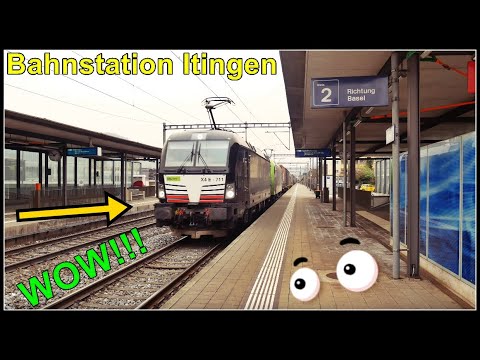 Schneller Güterzug bei der Bahn-Station Itingen, Kanton Basel-Landschaft, Schweiz 2021