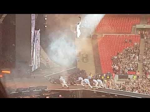Euphoria in london day 2 (jungkook flying) 2/6/19