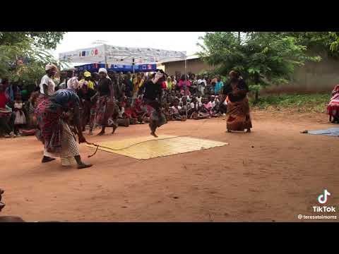 AFRICAN WOMEN DANCING WHILE SKIPPING THE ROPE