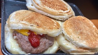 リコッタチーズのパンケーキチーズバーガーを焼いてジャックコークをキメるだけの動画