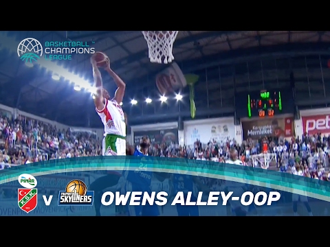Josh Owens smashes it down with the alley-oop dunk against Fraport Skyliners