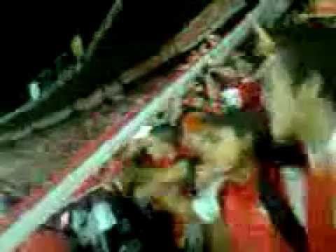 "El expreso es una enfermedad" Barra: La Guardia Albi Roja Sur • Club: Independiente Santa Fe