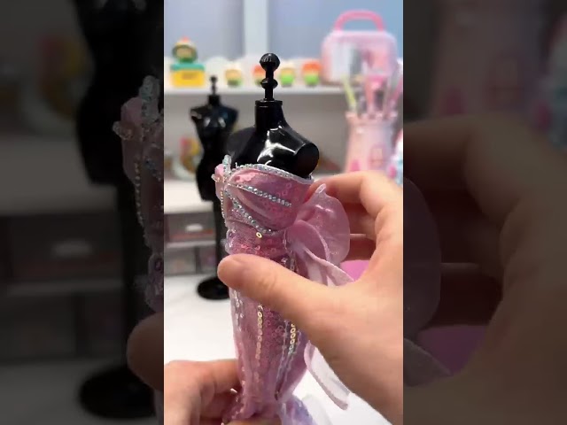 Vídeo relacionado con YOCOLE 300+ Piezas Kit Diseña la Moda Niña, Kit Costura con Telas Manualidades con Maniquíes Cuaderno Accesorios, Regalos Fashion Designer Creativos Juegos para Niñas Niños 6 7 8 9 10 11 Años