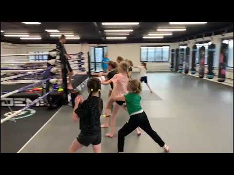 Girl Hockeyteam kickboxing