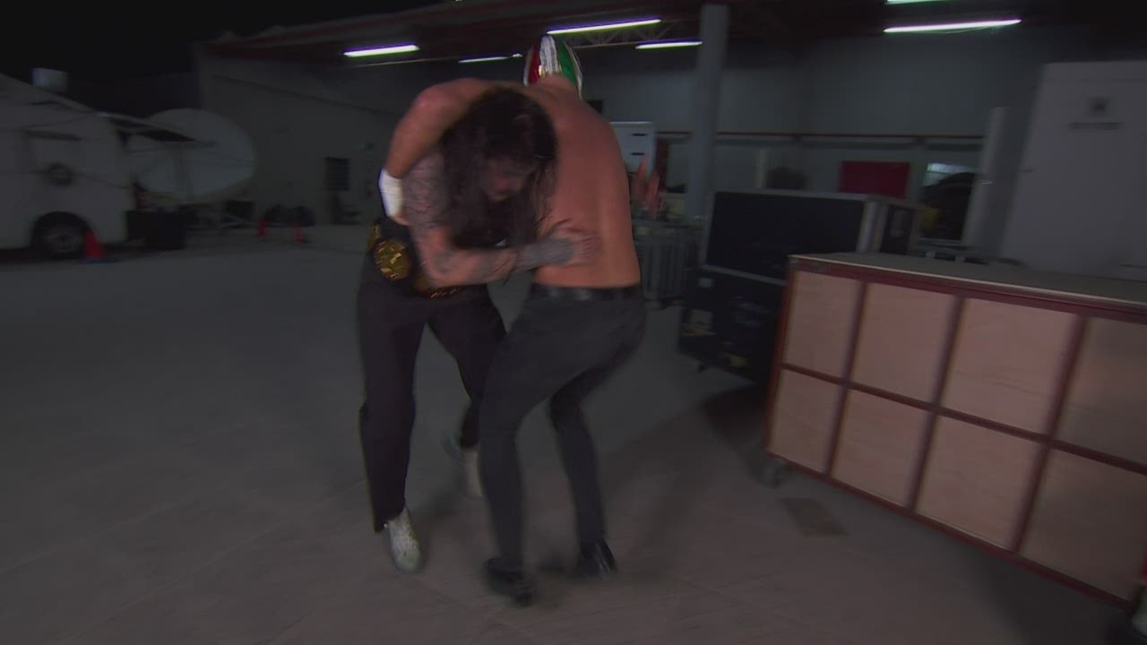 El Grande Americano and Dominik Mysterio brawl en route to Triplemanía: Lucha Libre AAA highlights