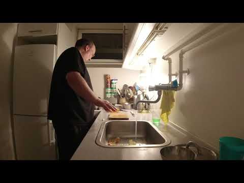 MongoTV_4318 - Mongo Madskole - Hønsebuillonsuppe Med KØDBOLLER - Pastaskruer - LØG - Gulerødder