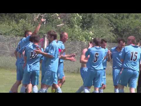 Radość piłkarzy po derbach w Dobrzeniu