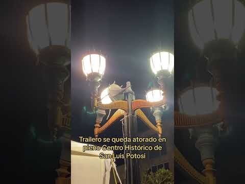 Trailero de atora en centro histórico de San Luis Potosí