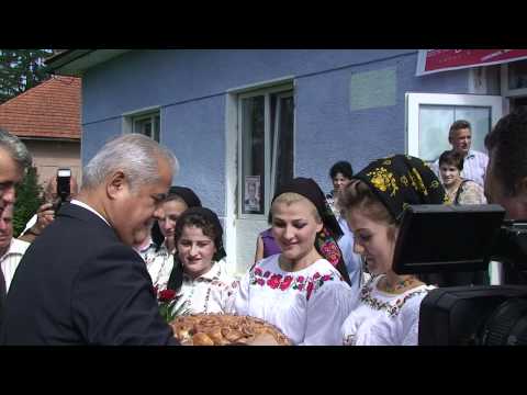 PSD(USL) Maramures-Adrian Nastase intampinat cu paine si sare la Cernesti (HD).m2ts