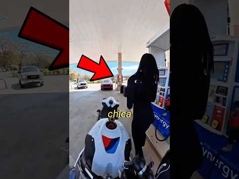 Esta chica vio a un loco encima de su moto y lo puso en su lugar