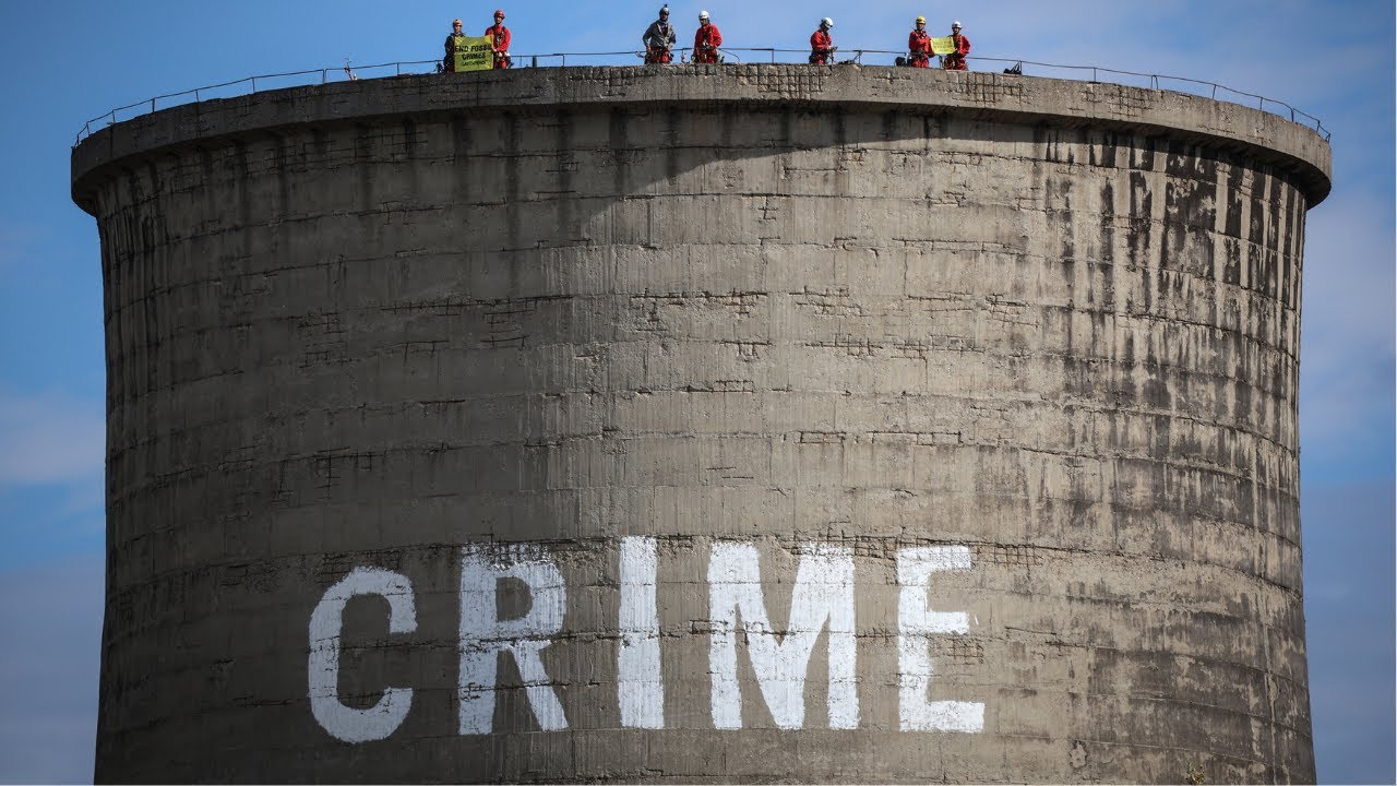  Активисти на „Грийнпийс“ изписаха думата „CRIME“ на 50-метровата охладителна кула на ТЕЦ „Марица 3“ 