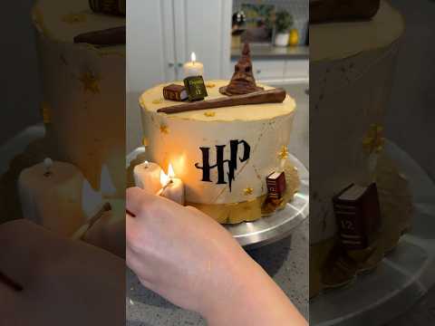 A very serious Harry Potter cake!! 🧙🏼‍♀️ #cake #cakedecorating #harrypotter