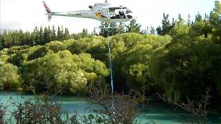 preview picture of video 'Helicopters firefighting at Roxburgh (5) Aerospatiale Squirrel'