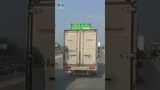 Phạt lái xe tải tự đổ vi phạm về tốc độ và khoảng cách an toàn | VTV24