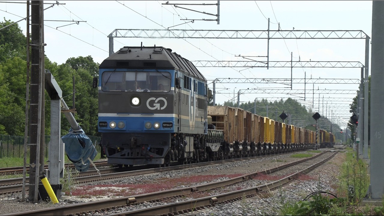 Тепловоз ТЭП70-0237 и 60 вагонов грузового поезда / TEP70-0237 and a freight train of 60 wagons