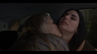 The Sex Lives of College Girls / Kiss Scene — Le
