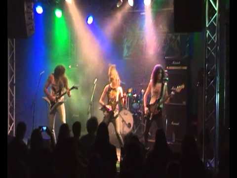 EVIL INVADERS-Live in Athens(Up the Hammers special edition 3)