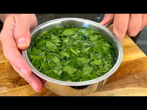 Ein Getränk aus Petersilie. Ausgezeichneter natürlicher Tee in 5 Minuten