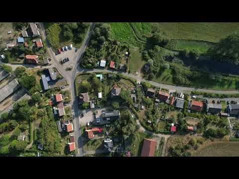 Drohnenvideo von einem gemütlichen Haus, Burg Stargard