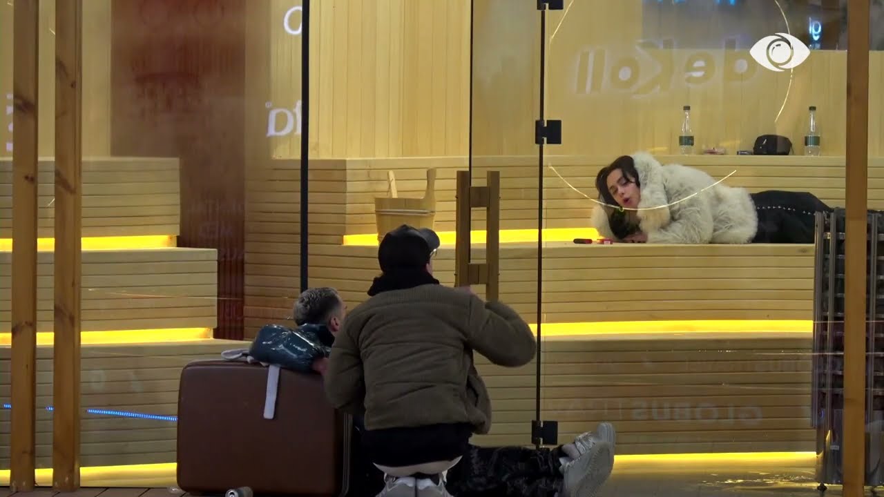 “O dyfytyrësh i ulët…”/ Vserlo debaton me Eglin, Gjesti i mbyll derën e saunës