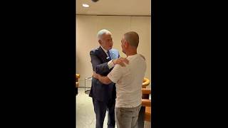 Netanyahu se reúne con el pasajero aclamado como héroe tras el ataque en la cabina de un vuelo...
