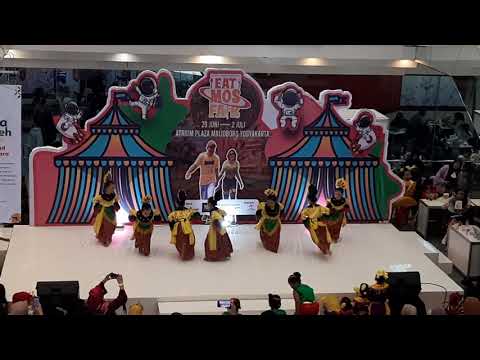 Tari Ondel-Ondel oleh anak-anak Sanggar Kinanti Sekar