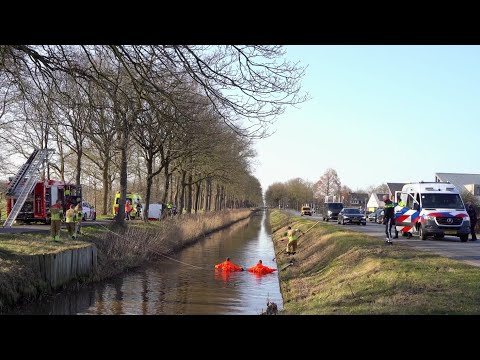 Motorrijdster zwaar gewond na ter water raken met motor in Bakkeveen