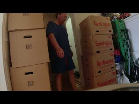 MongoTV_12682 - SPISER SKÅL SALTE SKRUER CHIPS  EN BLÆSENDE TIRSDAG EFTERMIDDAG