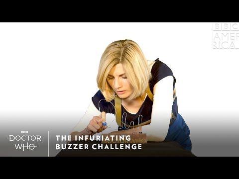 驚天動地的蜂鳴器挑戰｜《神祕博士》｜每週日晚8點｜BBC美國頻道。 (The Infuriating Buzzer Challenge | Doctor Who | Sundays at 8pm | BBC America)