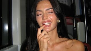 “WITH NO MAKEUP SHE’S A TEN”