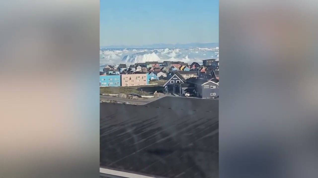 Groenlandia, enorme iceberg si capovolge: onde gigantesche sfiorano il centro abitato
