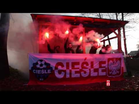 Patriotyczna oprawa kibiców na meczu KS Cieśle – Burza Ostrowina