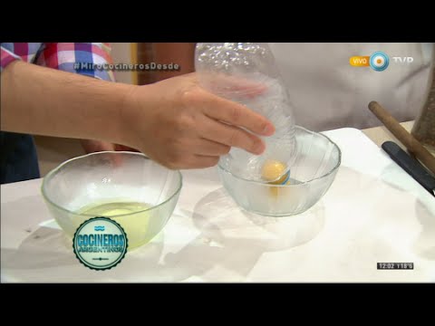 Como separar la yema de la clara con una botella
