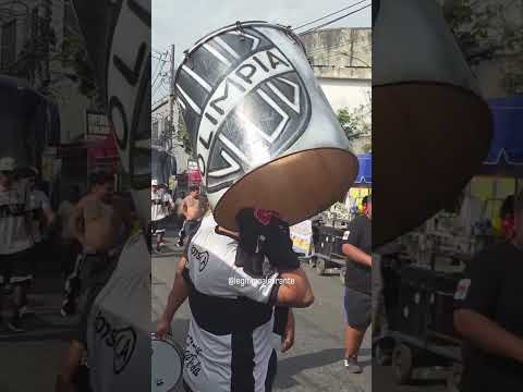 "La Barra 79 de Olimpia, presente en la Barreira do Vasco, en Río de Janeiro, Brasil." Barra: La Barra 79 &bull; Club: Olimpia &bull; País: Paraguay