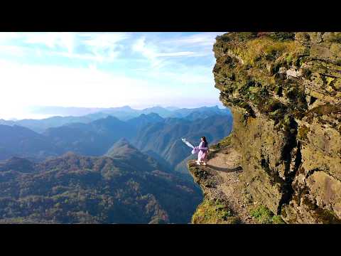 Foi realmente emocionante descobrir um antigo calçadão que se projeta da encosta da montanha a uma altitude de 1.000 metros nas montanhas de Chongqing.