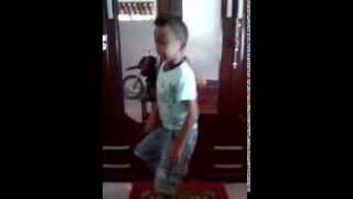 preview picture of video 'garoto dançando lek lek em riacho verde quixeramobim-ce'
