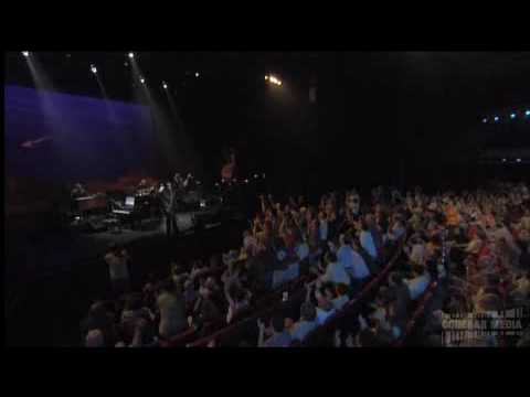 Elvis Costello - Hot as a pistol keen as a blade - DVD preview - Conception Codebar Media Montreal