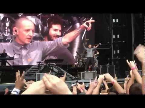 LINKIN PARK Stops their set to help injured fan (1:40)