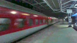 preview picture of video '12303 Poorva Express (Howrah-New Delhi)'