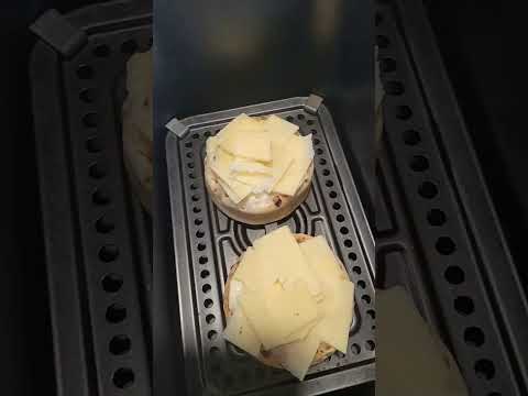 "Cheesy Garlic Butter Airfryer Crumpets: A Delicious Twist on a Classic Breakfast Treat"