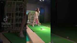 こんな格好でゴルフしたらダメwww