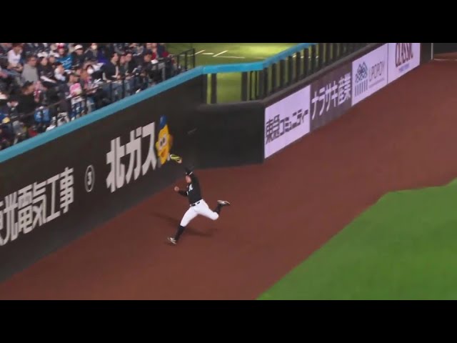 【4回裏】ボールは離さない!! マリーンズ・山口航輝 フェンス際の打球をグラブの先で捕球!! 2024年4月20日 北海道日本ハムファイターズ 対 千葉ロッテマリーンズ