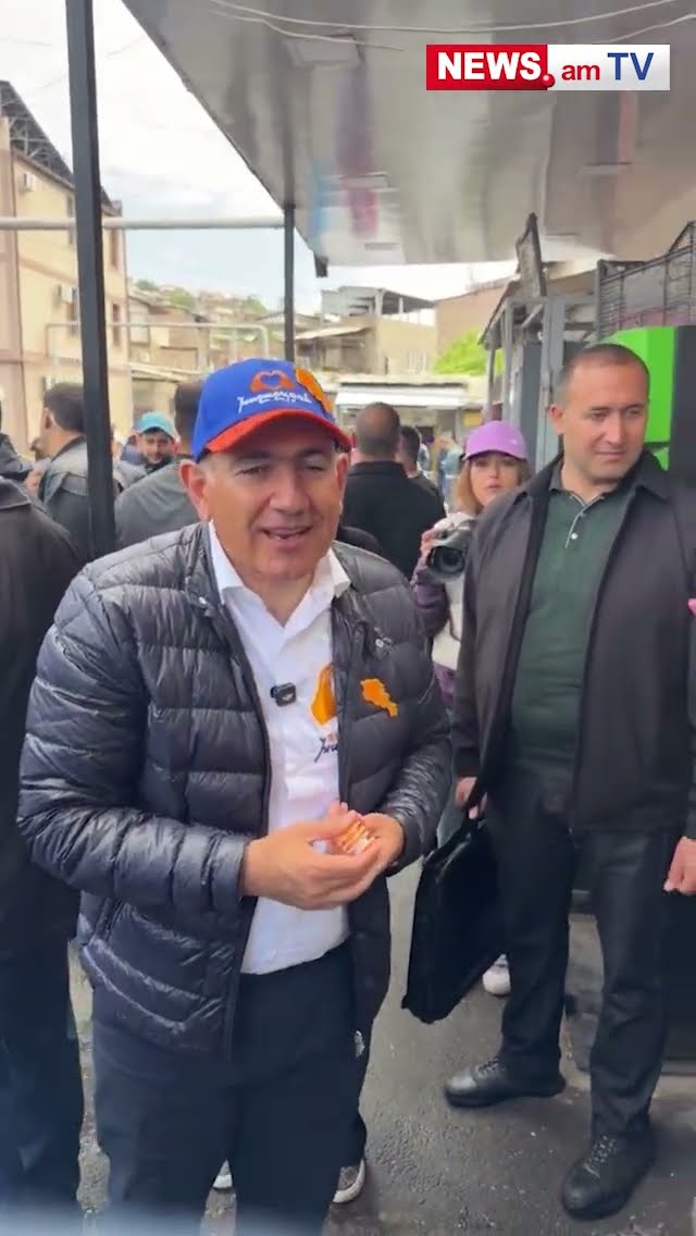 Փաշինյանը քաղաքացու հետ բարևելուց հետո թիկնապահից ձեռքերը մաքրելու համար սպիրտ ուզեց