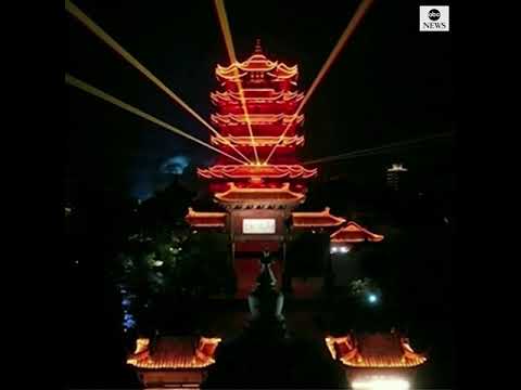 武漢以燈光秀慶祝解除冠狀病毒疫情旅遊限制｜ABC新聞網 (Wuhan celebrates lifting coronavirus outbreak travel restrictions with light show | ABC News)