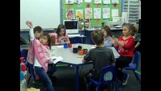 Kindergarten Spanish class illustrating animals from Un alce, veinte ratones.