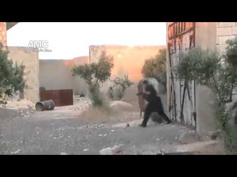 تمشيط أحد الأبنية في قرية عزيزة في محافظة حلب بعد السيطرة علهيا من قبل لواء رواد الجنوب