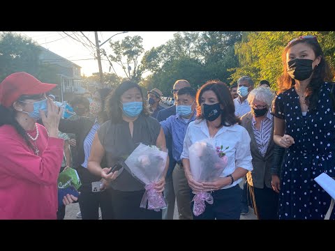 9/7 纽约第一直播 纽约女州长霍楚访问法拉盛153街受洪水影响的居民！和国会众议员 孟昭文一起为在洪水中遇难的亚裔3口之家献花！感谢州长和孟议员还有市议员顾亚明的到来！谢谢🙏 希望悲剧不要重演！